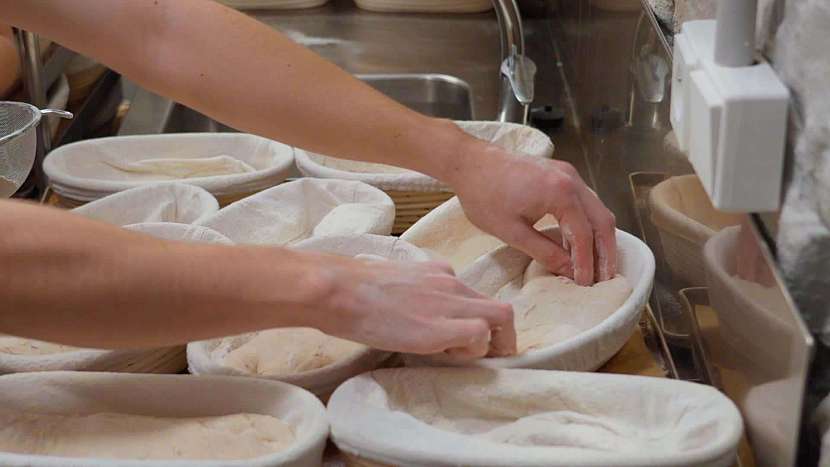 Chléb v ošatkách pomalu dokyne