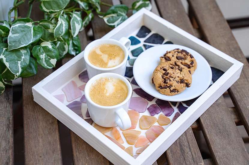 Výroba stylového servírovacího podosu s mozaikou