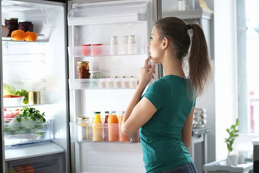 V lednici se snažte vyhradit jednotlivé police konkrétním typům potravin