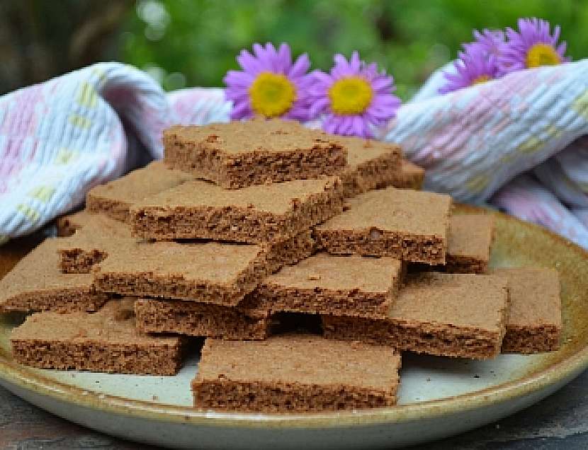 Bezlepková samokypřicí mouka  Doves Farm je základem pro čokoládové řezy