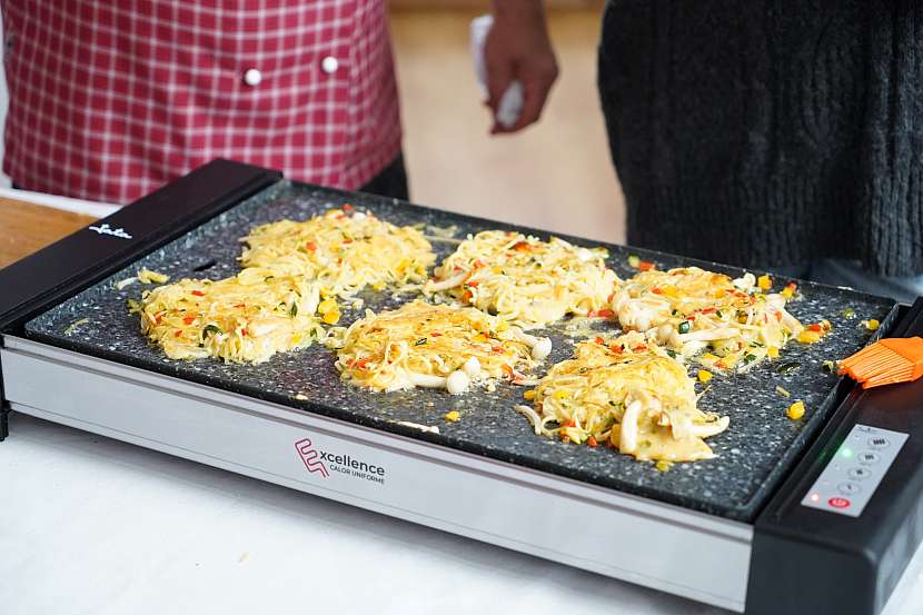 Na dopečení omelet použijeme nastrouhaný sýr a kysanou smetanu s rozšlehanými vejci