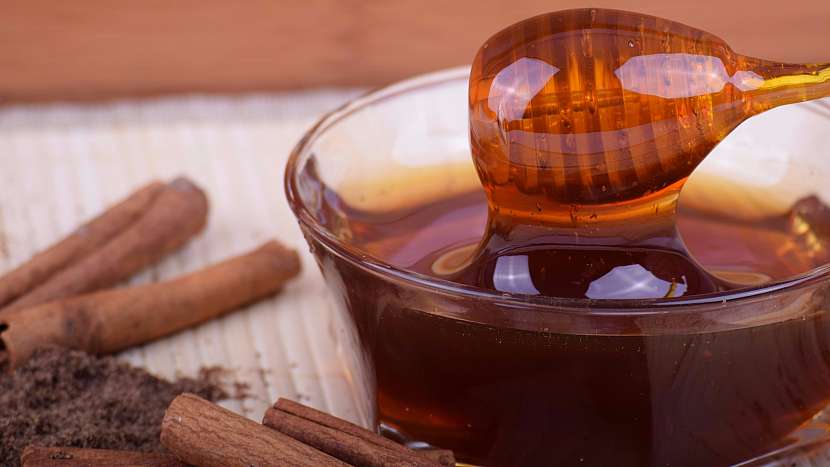 Skořice a med je ideální léčivá kombinace