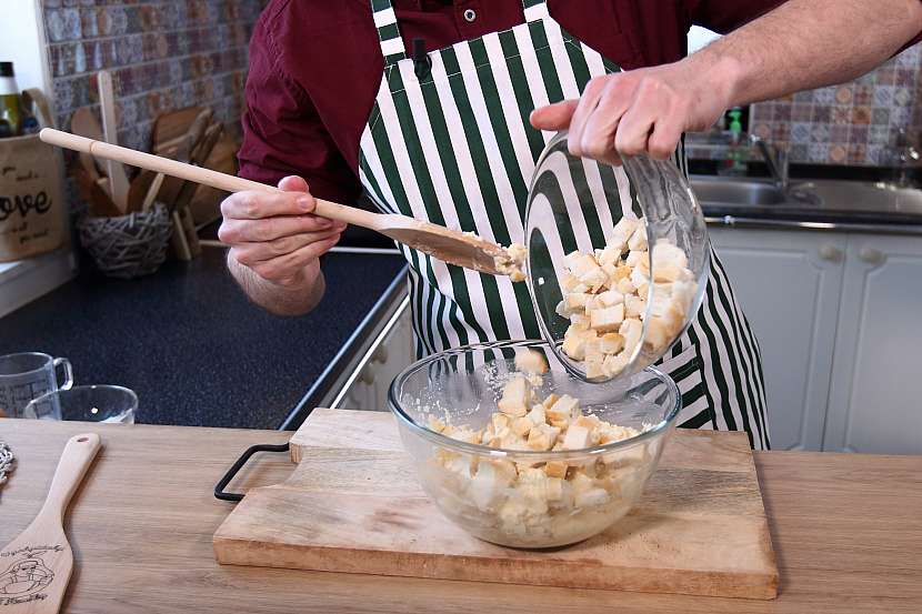 Domácí houskové knedlíky: nakonec vmíchejte do těsta housku
