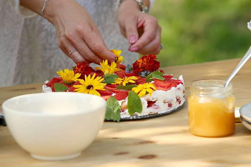Nepečený dort je plný vynikajících ingrediencí a sluší mu ozdoby z jedlých květin (Zdroj: Archiv FTV Prima, se svolením FTV Prima)