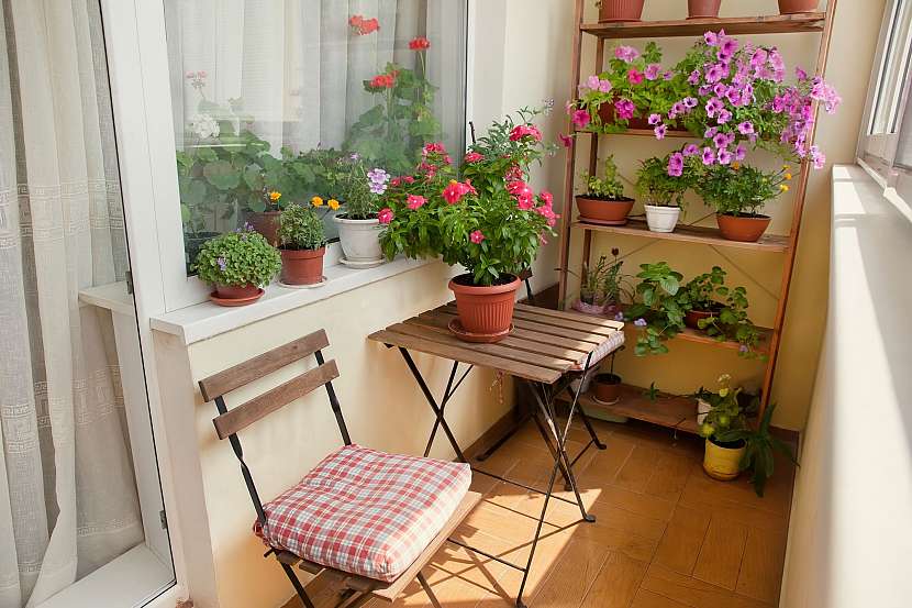 Klasický balkonový set balkony zútulní a posezení je příjemné (Zdroj: Depositphotos)