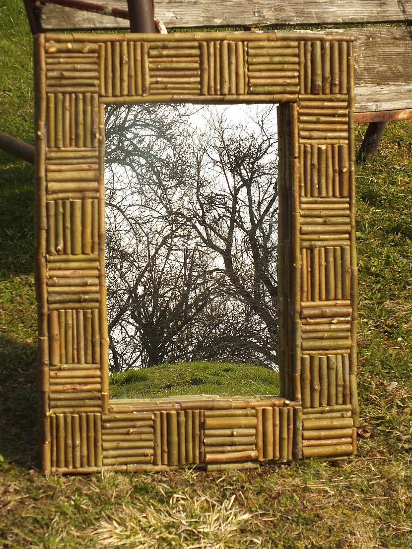Rám na zrcadlo s přírodní mozaikou z větviček (Zdroj: Pavel "Kutil" Zeman)