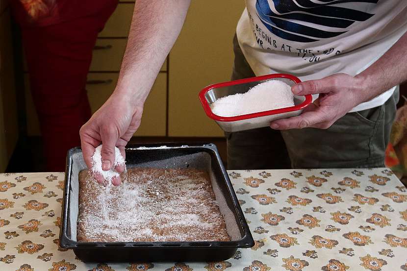 Perník se strouhanými jablky a kokosem: těsto posypeme kokosem a upečeme