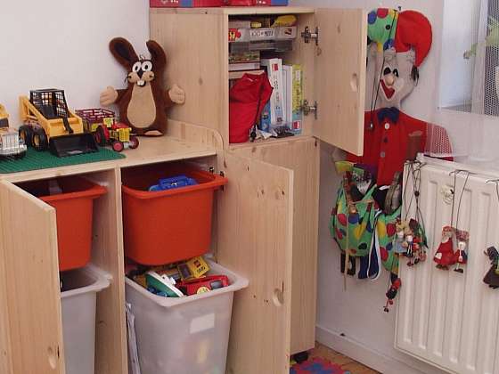 otevřít: Skříňka na hračky do malého bytu: Dárek (nejen) pro děti