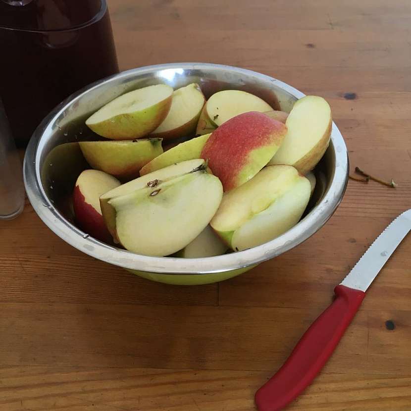 Jablka nakrájíme dle potřeby