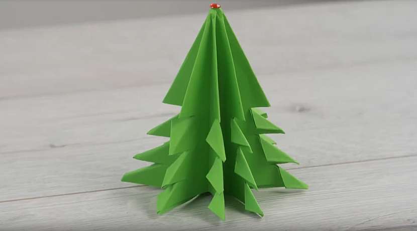 Vánoční stromek z papíru se hodí k papírovému betlému