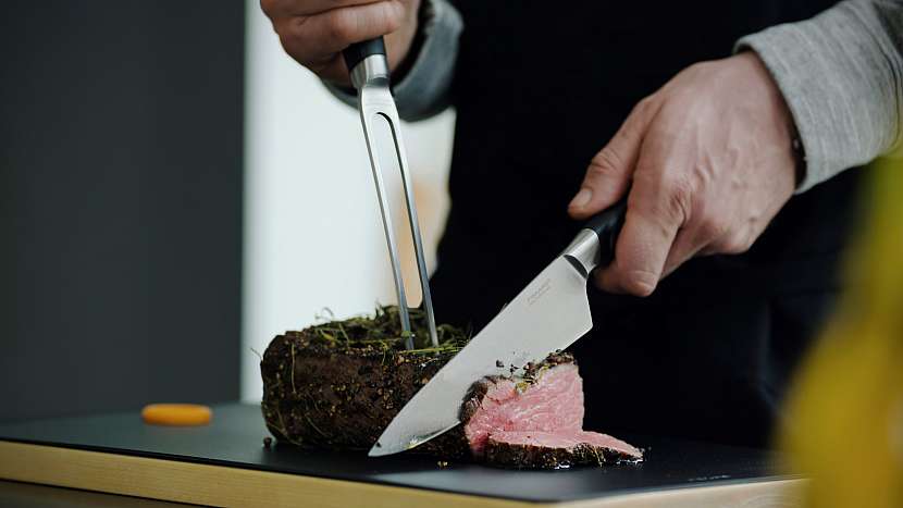 Sada  na  porcování  Functional  Form+:  velký kuchařský nůž (20 cm) a porcovací vidlice