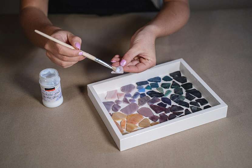 Nalepenou mozaiku nechte důkladně zaschnout