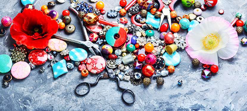 K výrobě korálkových šperků můžete využít ozdoby všech tvarů a velikostí (Zdroj: Depositphotos)