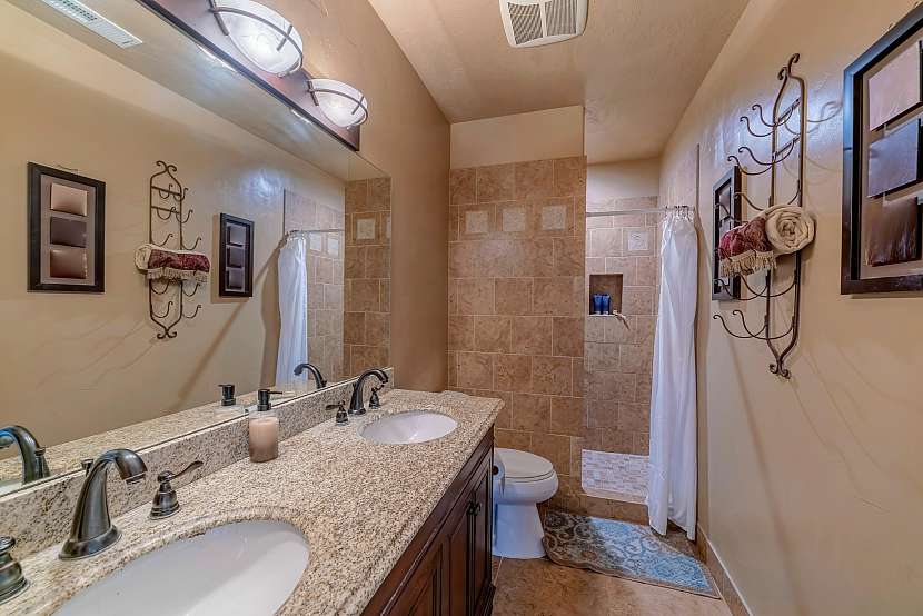 Koupelna s hnědými odstíny evokuje saunu a příjemný relax