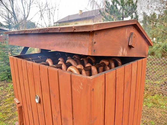 Dopřejte si voňavé maso nebo sýr z vlastní zahradní udírny