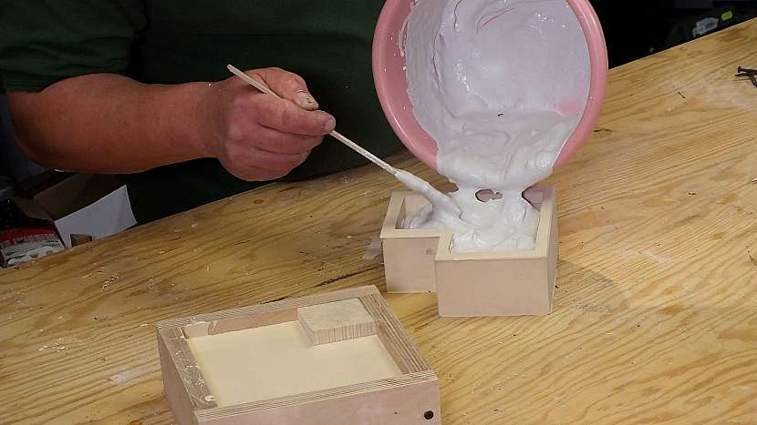 Jak vyrobit plastickou ozdobu: sádru nalijeme do formy z lukoprenu