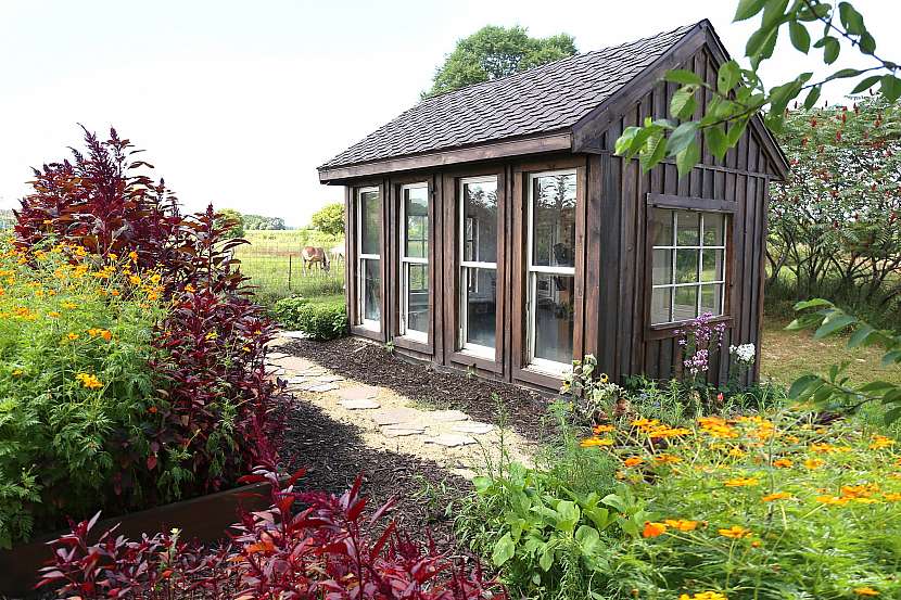 Chcete bydlet chytře a úsporně? Pokud sníte alespoň o malém domě, je tu tiny house