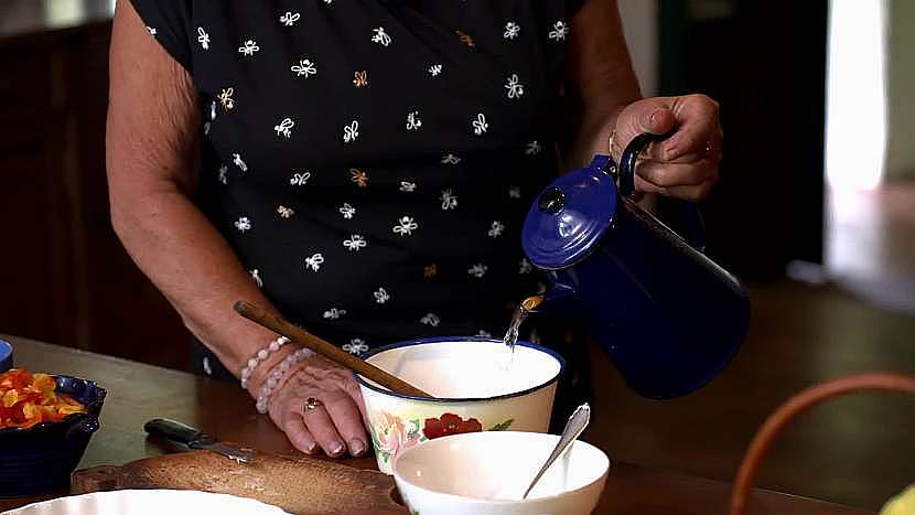 Droždí a mouku zalijeme vodou a olejem