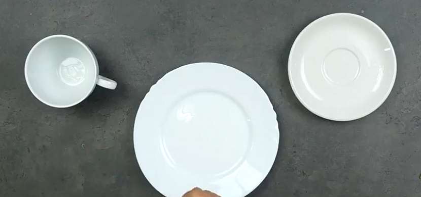 Ručně malovaný porcelán: nádobí zbavte mastnoty