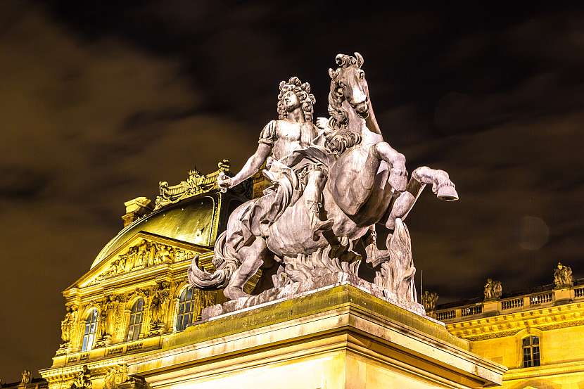 Noční Louvre