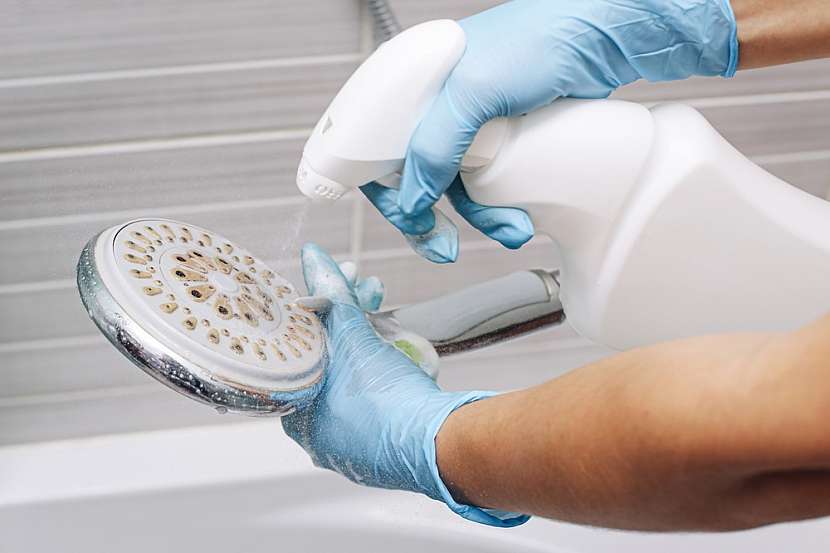 Pravidelné čištění povrchů sprchové baterie je základ
