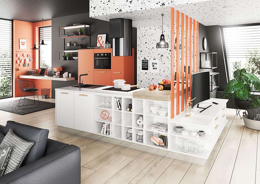 Pokud do černobílé kuchyně přidáme sytě oranžovou, zvýrazníme opticky celý interiér