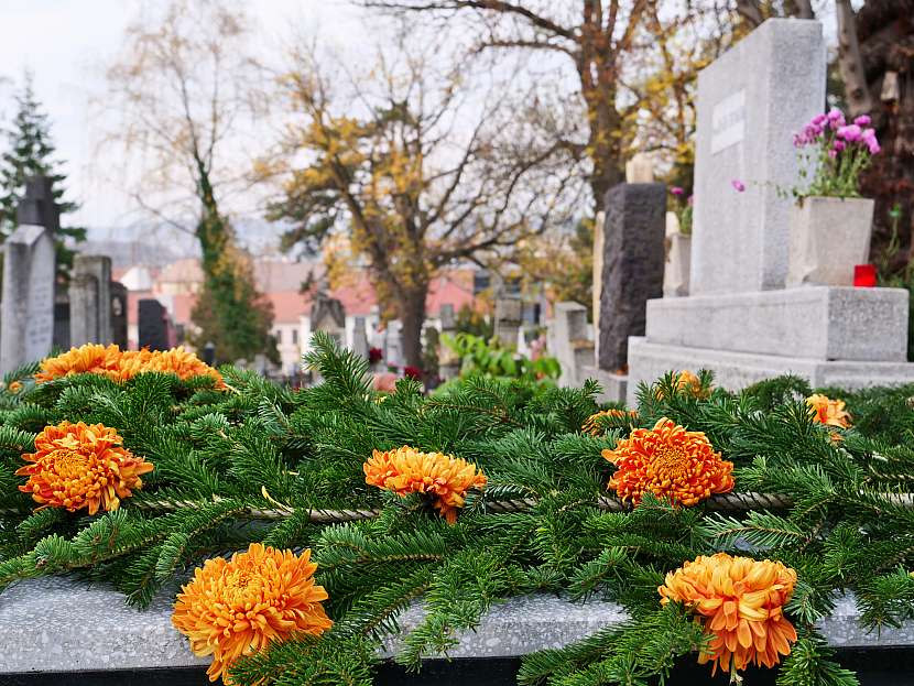 Chvojí poskytne hrobům, které nemají celokamennou desku spolehlivou ochranu