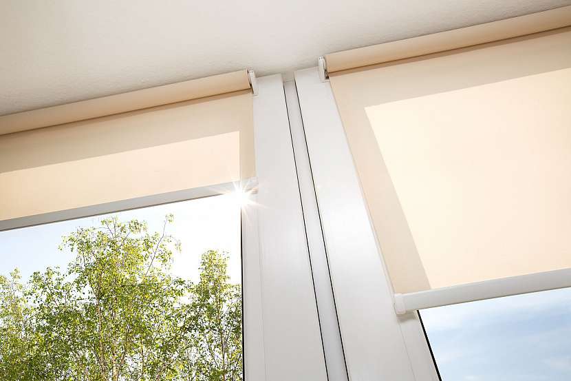 Chraňte svá okna před UV zářením třeba hustými roletami (Zdroj: depositphotos.com)