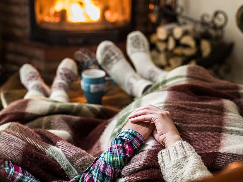 Zahřát nás mohou i chutný horký nápoj, huňatá deka a tlusté zimní ponožky
