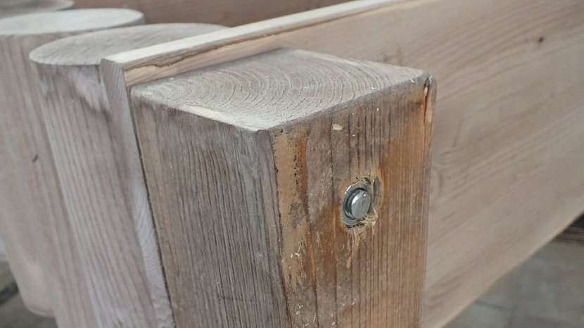 Jak vyrobit knihovnu z kulatiny: jako nohy použijeme dřevěný hranolek