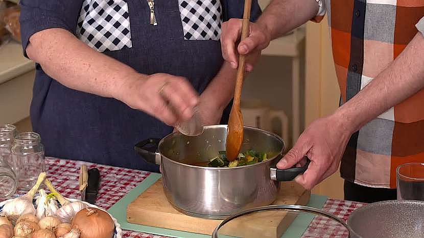 Ke změklé cuketě přidejte všechny potřebné ingredience