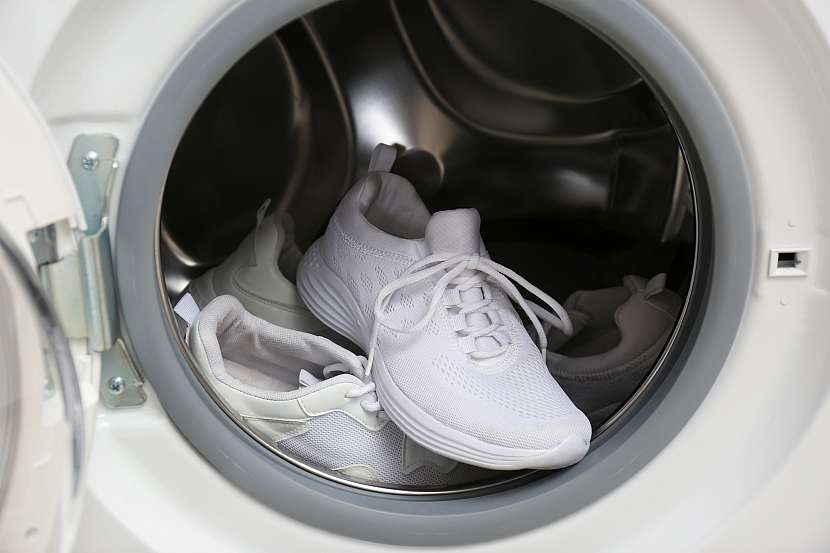 Praní bílých tenisek v automatické pračce