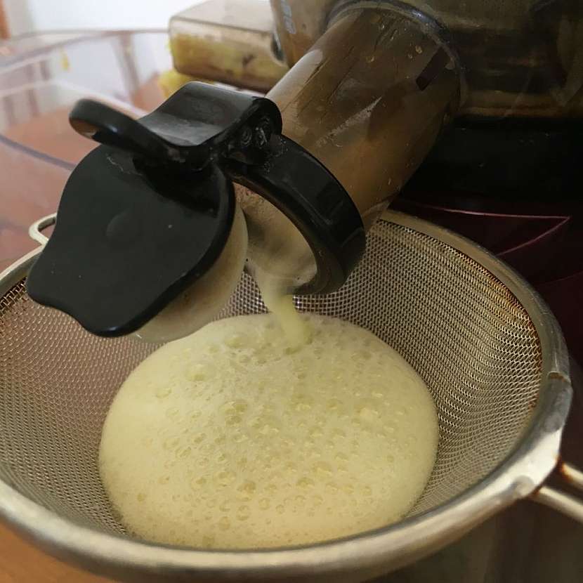 Mošt vytéká z odšťavovače