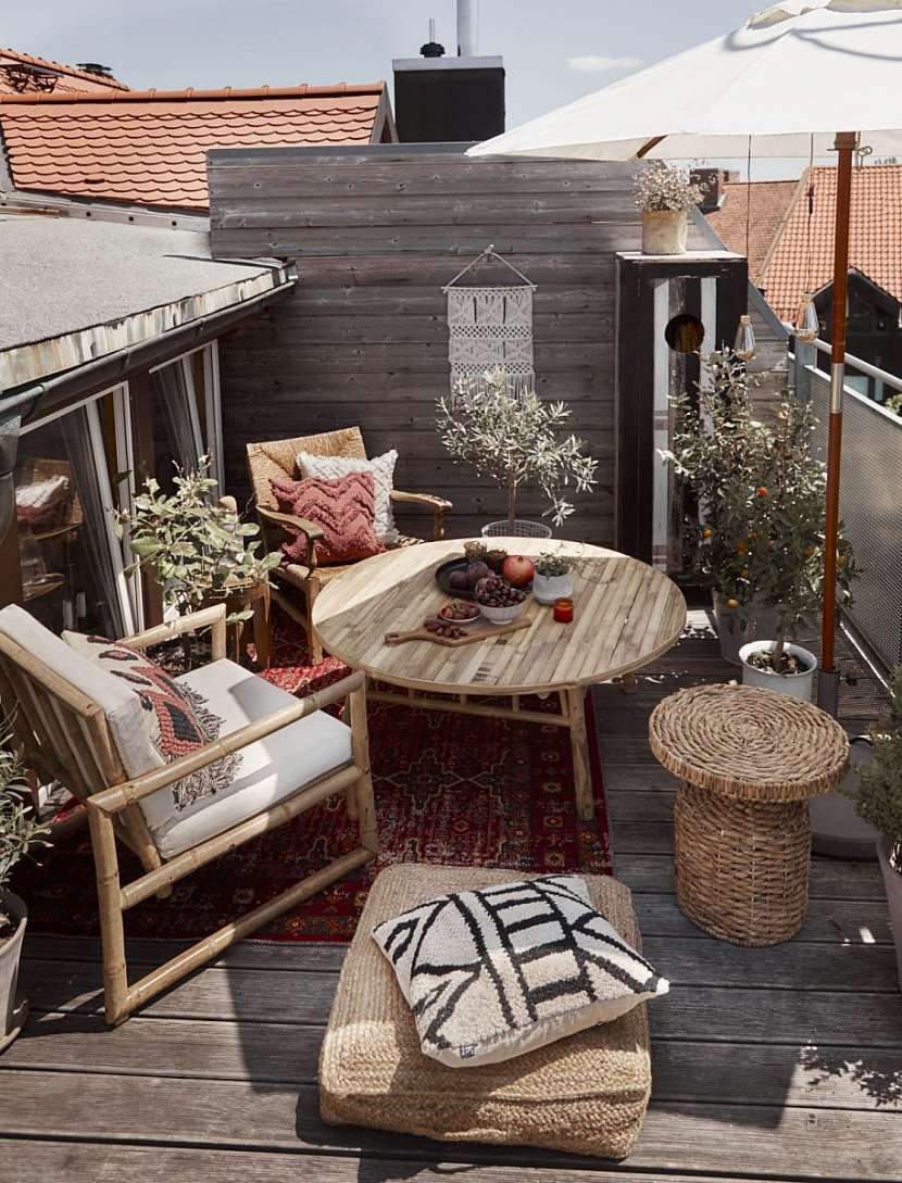 Posezení na malý balkon.