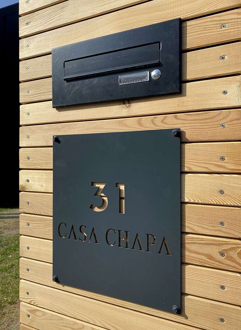 Říkají mu Casa chapa.