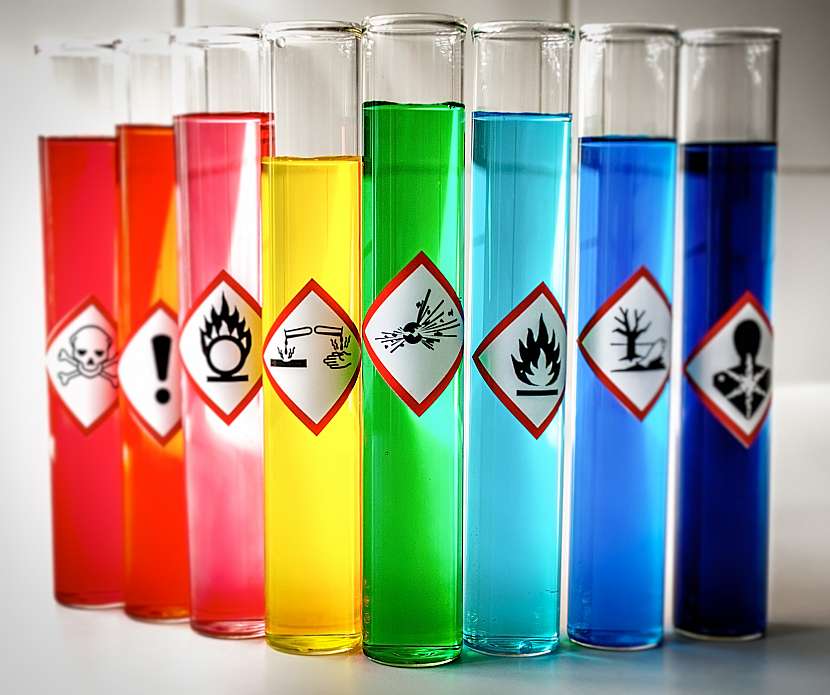 Poznáte symboly na nádobách s chemickými přípravky? (Zdroj: Depositphotos)