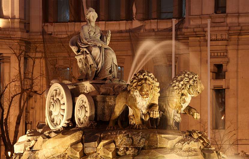 Bohyně Kybelé ztvárněná v podobě sousoší fontány v Madridu