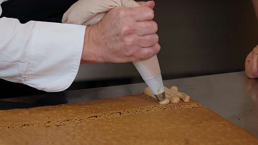 Karamelovým krémem se při výrobě medových řezů začíná 