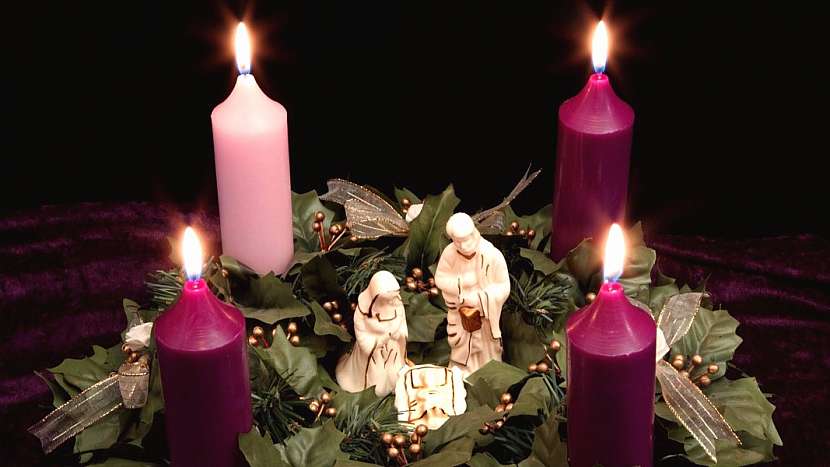 Tradiční adventní věnec: tři svíčky fialová a jedna růžová