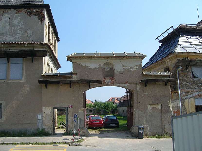 Areál panského statku ze 17. století, který od 80. let 20. století chátral a poslední ránu mu zasadily ničivé povodně.