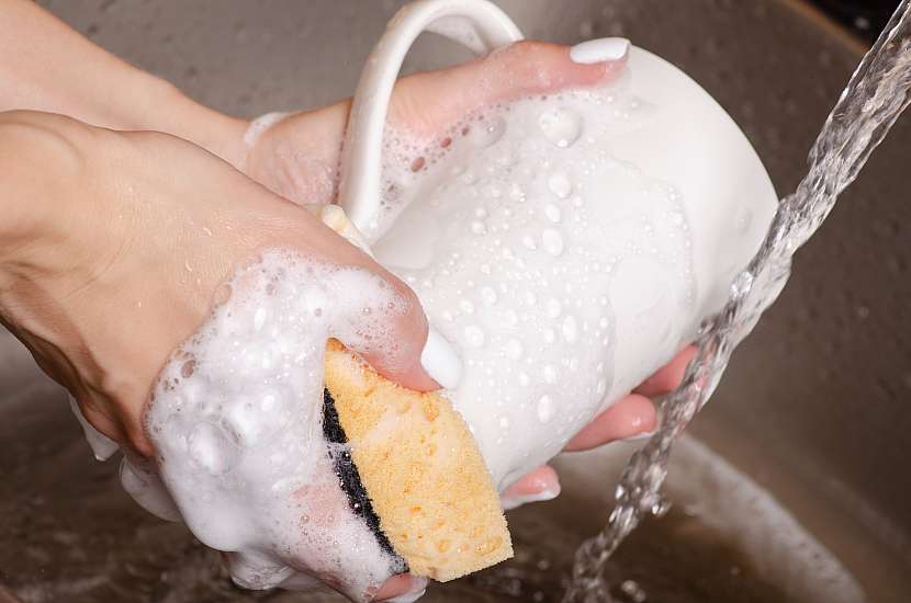 Mytí nádobí pomáhá k vysušení kůže na rukách