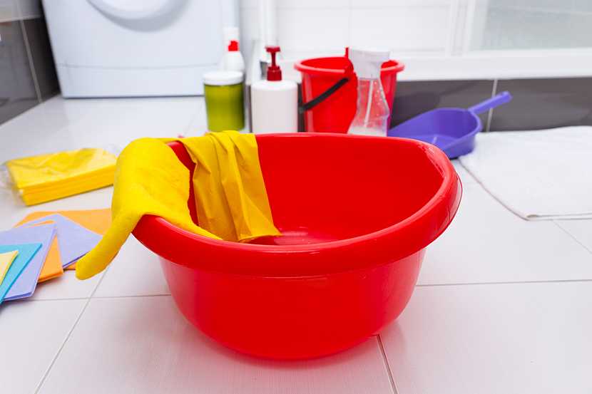 Domácí potřeby, které se běžně používají při úklidu domácnosti