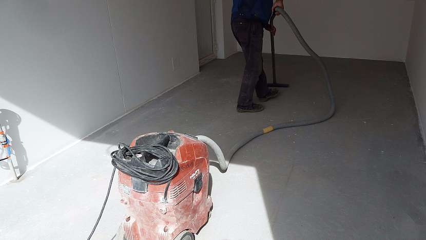 Jak zafixovat a ošetřit betonovou podlahu v garáži  2