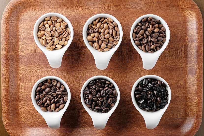 Kávová zrna pražená v šesti fázích