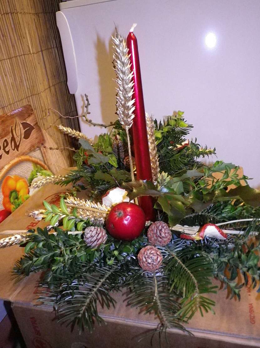 Vánoční vlastnoručně vyrobený svícen je vždy daleko milejší než kupovaný (Zdroj: Ludmila Dušková)