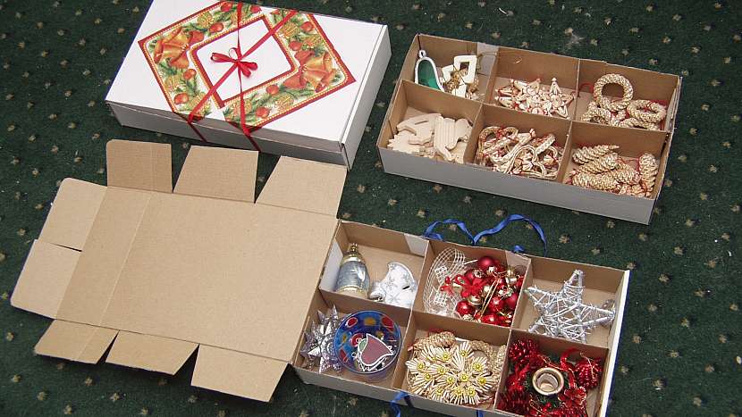 Jak udělat bednu na vánoční ozdoby: papírové krabice