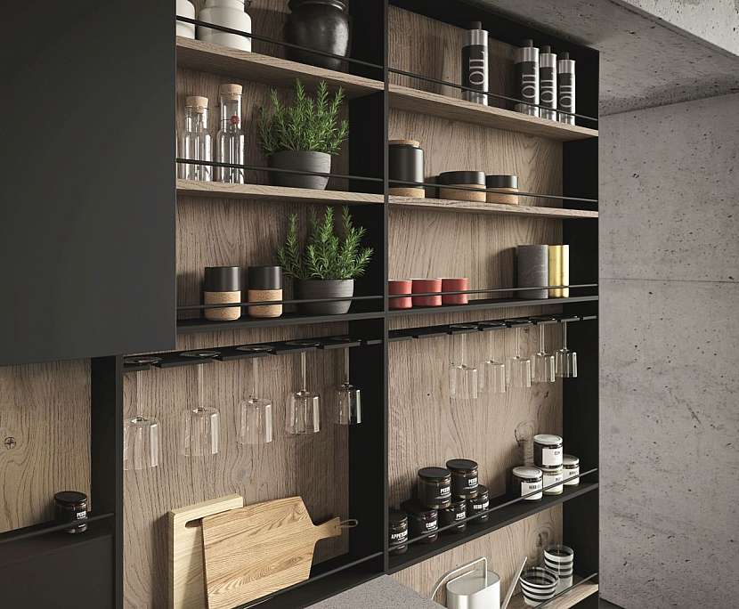 Značka Aran Cucine přišla s nápadem vytvářet variace pro určitý styl bydlení a života. Toto je kuchyně LAB v městském stylu /Urban Style/, který hodně využívá otevřené sestavy polic a poliček nad pracovní plochou. Otevřené police slouží výborně tam, kde přechází kuchyňská část v obytnou a postupně se v nich mění skladba uložených věcí.