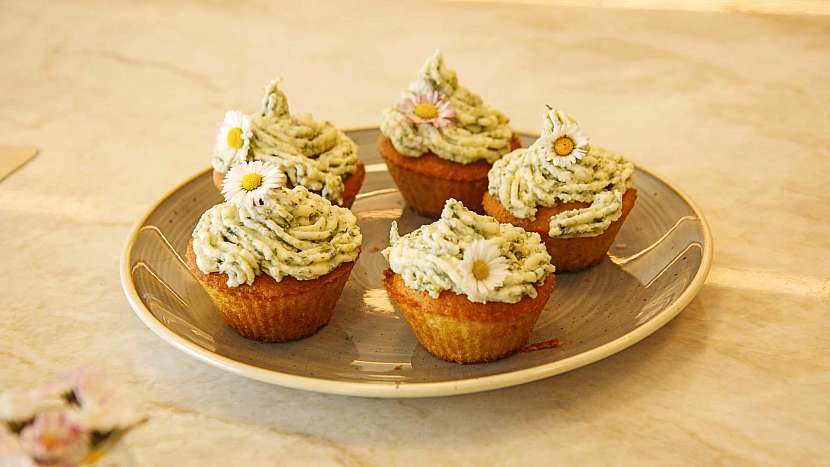 Cupcakes zdobené kopřivovým krémem a sedmikráskami jsou velmi lahodné (Zdroj: Prima DOMA MEDIA, s.r.o.)