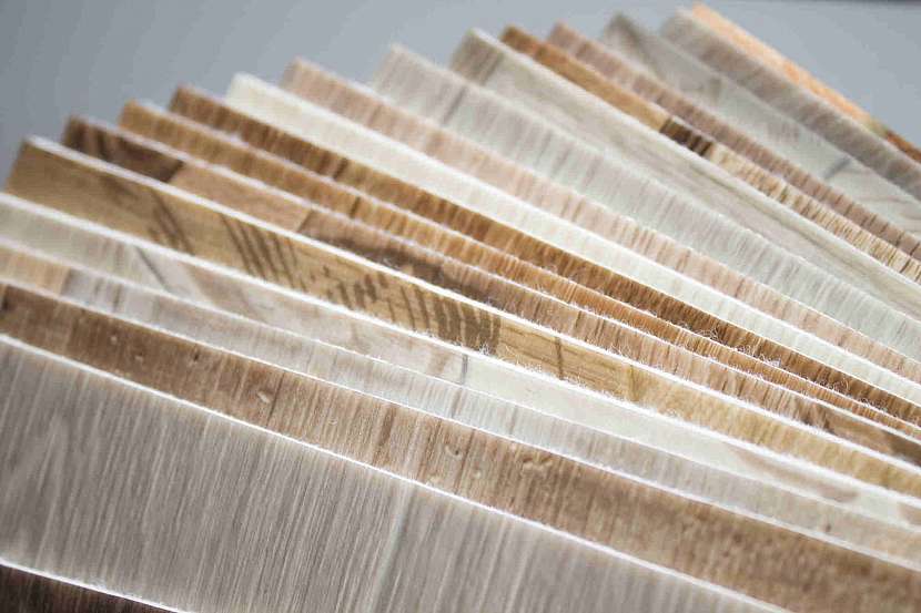 Vinylové podlahy věrně imitují dřevo či dlažbu