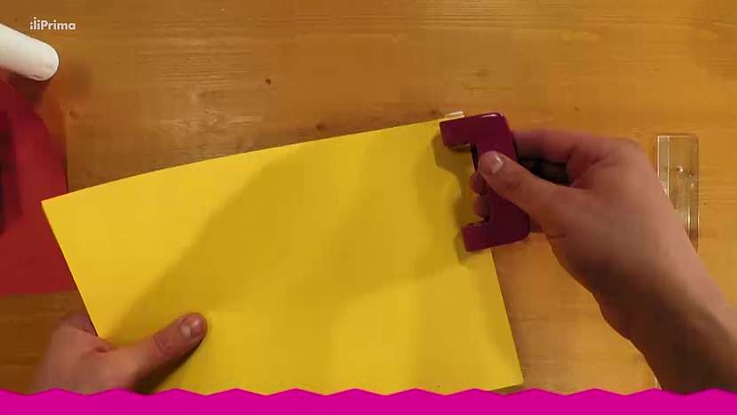 Konfetovač z papírové ruličky: vysekejte barevná kolečka